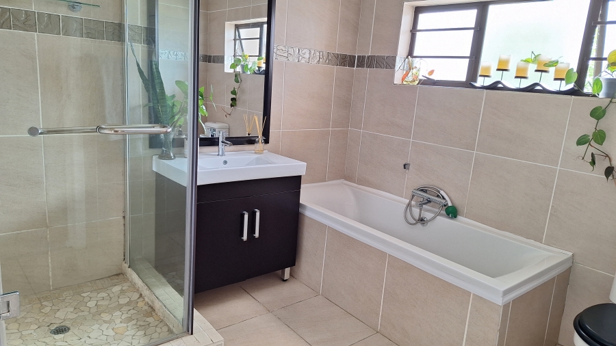 6 Bedroom Property for Sale in Gonubie Eastern Cape